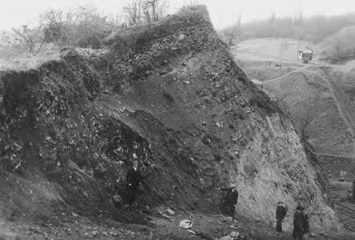 die Lage der Fundschicht hinter der bebuschten Schutthalde, 1914; Abbildungen auf dieser Seite aus: