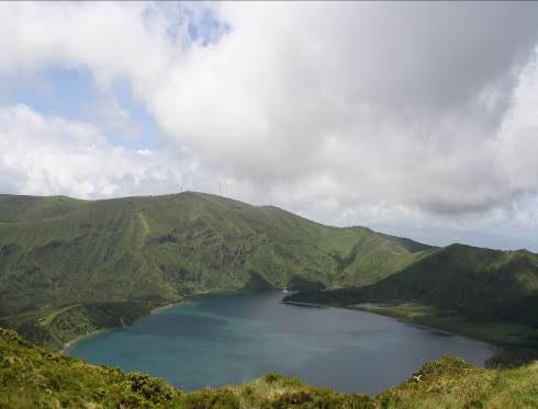 smaragdgrünen Lagoa do Fogo. Am Seeufer genießen wir die wunderschönen Naturlandschaften, wer Lust hat, kann auch im Kratersee schwimmen!