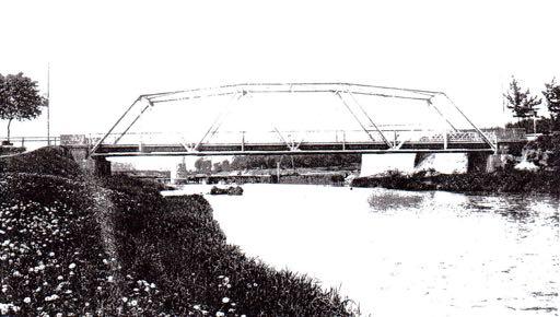 In der Zeit nach dem 1.Weltkrieg musste man die Brücke durch einen Mittelpfeiler aus Stahl verstärken, damit sie dem zunehmenden Verkehr gewachsen blieb. Am 16.