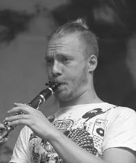 Mitglied des Ensembles Die Tanzgeiger" Frédéric Alvarado-Dupuy Klarinette, Gesang Freischaffender