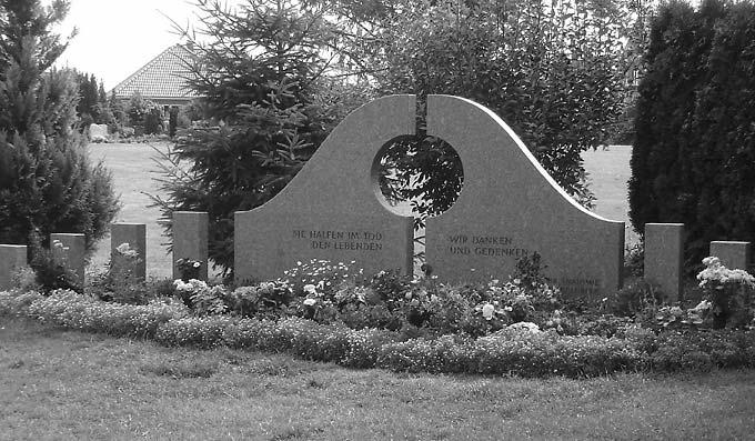 Seite 6 Friedhof Das Tor zum Licht Anfang Juni 2006 wurde auf dem Friedhof das große Holzkreuz entfernt, das mehr als fünf Jahre lang ein Grabfeld optisch beherrschte, in dem inzwischen die Urnen von