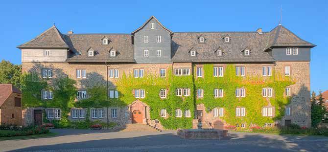 VOR ORT Ein Ort der Vielfalt Zwischen Tradition, Natur und Moderne: Lauterbach im Vogelsberg Das Schloss ist das Hauptgebäude der Burg, die in ihren Anfängen auf das Jahr 1266 zurückgeht und ihr