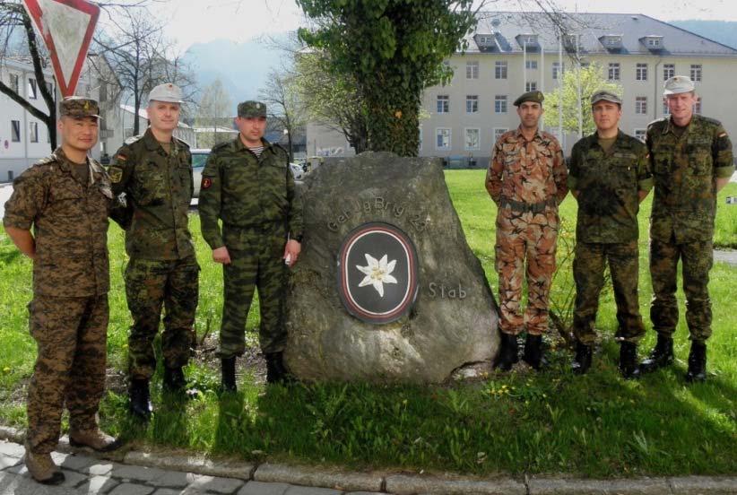 sieben Lehrgangsteilnehmern des 54. Heeresbergführerlehrganges. Die Ausbildung von Soldaten befreundeter Streitkräfte hat Tradition.