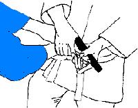 Pistole aus Griff lösen und dann Arm Ukes nach rechts ziehen und strecken. Pistole mit linker Hand nach oben halten (Abzug von Tori weggerichtet). 2.