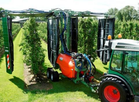ProTerra - Plantagentraktor Fendt 211 V mit LIPCO Recyclingspritze (besserer Schutzbelag auf den Blättern, gesündere Äpfel ohne Schorf und weniger Umweltschaden)
