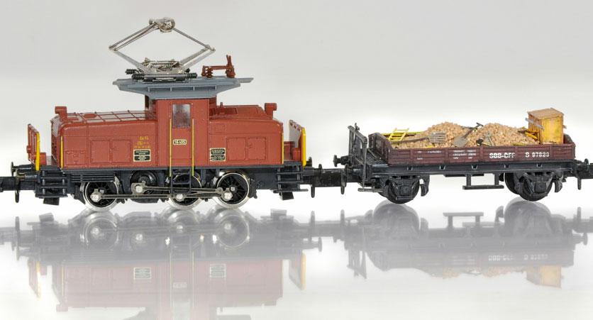 SBB-Güterwagen mit Bremserhaus in unterschiedlichen Farben und Beschriftungen der Gleisbaufirma MÜLLER