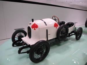 Diesen weissen Sascha, 1089ccm, 45 PS und 144 kmh schnell und überaus erfolgreichen Austro Daimler, baute Porsche für den Renn-Baron A. von Kolowrat im Jahr 1922.