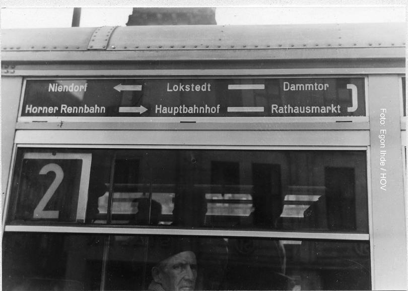 In den Lüftungsklappen der V6 und V7-Wagen wurden ab August 1956 Seitenschilder befestigt, die den Fahrgästen den Linienweg anzeigten.