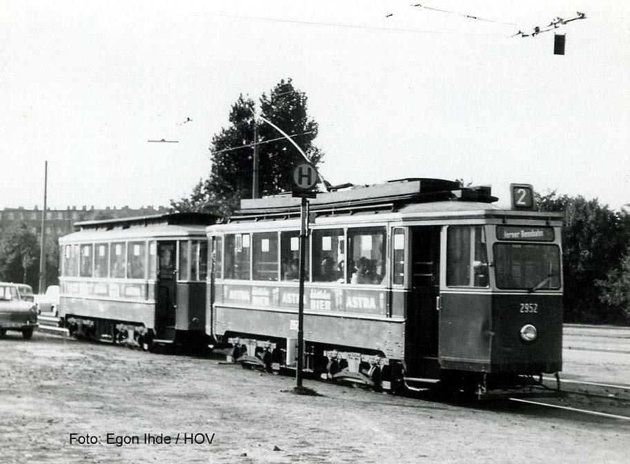 Ca. 1966 hält der V2/50 2952 auf dem Weg zur Horner Rennbahn an der Haltestelle Autobahn.