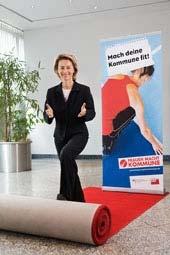 Sie signierte den roten Teppich, der als Symbol für den Weg von Frauen in die Politik bis Mai 2009 von Kommune zu Kommune weitergegeben werden soll.