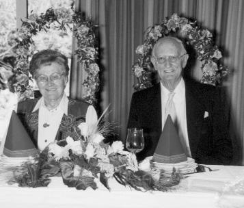 Goldene Hochzeit Eduard und Luise Hellmich Am 1. September 2001 konnten Eduard und Luise Hellmich auf 50 gemeinsame Ehejahre zurückblicken.
