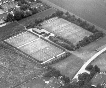 Fotosammlung: E.H. Luftbildaufnahme der ehemaligen Tennisanlage Am Rott Anfang der 80er Jahre HTC-Handicap-Turnier zum Karneval am 17.