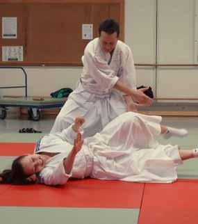 Aikido Spartenleiterin: Marlene Weyel Aikido. So ein Kampfsport in weißen Mänteln und bunten Gürteln. Da denkt man zuerst an sowas wie Judo oder Karate. Wo soll da bitte der Unterschied sein?
