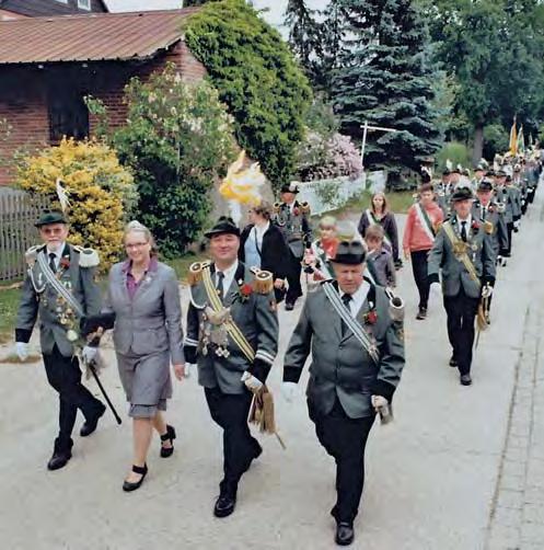 Behr wird begleitet von Alexander von Behr (links) und Harald Cyris.