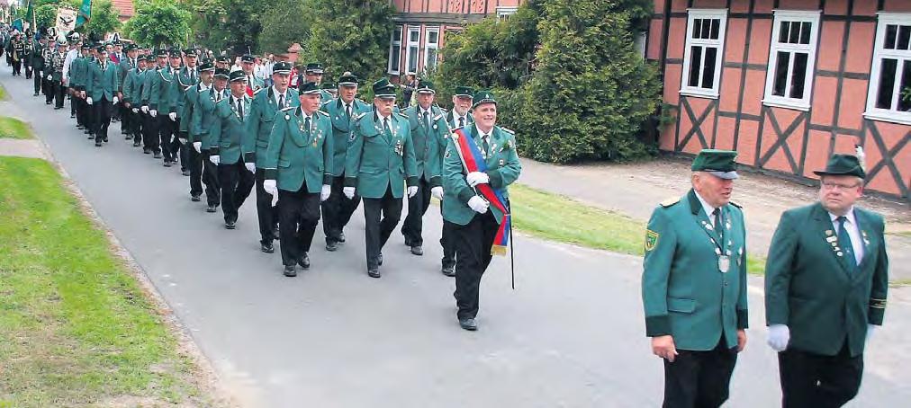 50 SCHÜTZENKÖNIGE 2015 TERMINE DER SCHÜTZENGILDEN UND -VEREINE 2016 Im Festumzug der Woltersdorfer Gildebrüder mit dabei: Gildemeister Klaus Böttcher (links) und Ewald Meyer, der Vorsitzende des