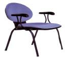 Stühle, stapelbar mit Griffmulde können wir mit Reihenverbinder, Armlehnen und Tableau liefern.