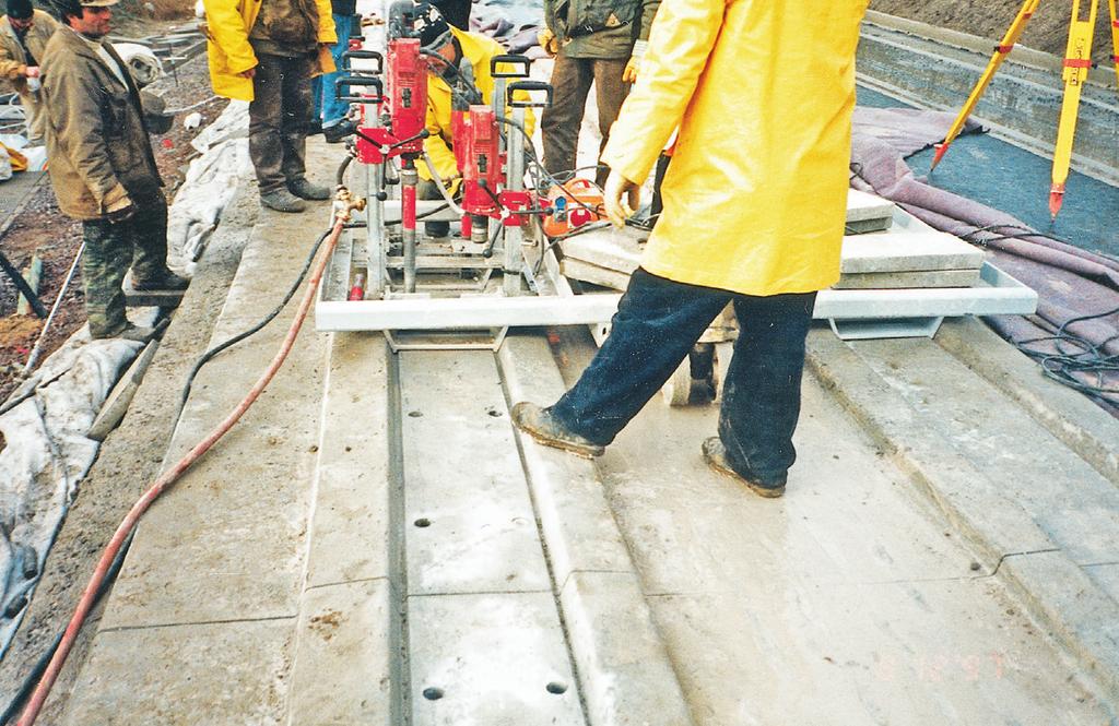 Hierbei können die Dübel für die Aufnahme der Schienenbefestigung 300 während des Fertigungsprozesses in den frischen Beton eingerüttelt (Abb. 5.