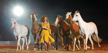 bezaubernden Claire (Alessandra Bizzarri) zwischen über 40 wunderschönen Pferden in der unberührten Natur eines abgeschiedenen Tals.