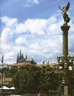 Historische Ge - bäude, Musik, Bier, Mozart, Kafka, Kitsch und Knödel dafür ist Prag berühmt.