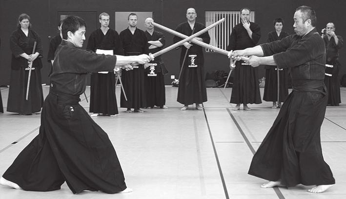 Kata: Alte Techniken, gezeigt mit Bokuto (Holzschwert) von Suzuki Sensei und Kozaki Sensei Die Nihon-Kendo-Kata wurde vor etwa 100 Jahren aus den Formen verschiedener alter