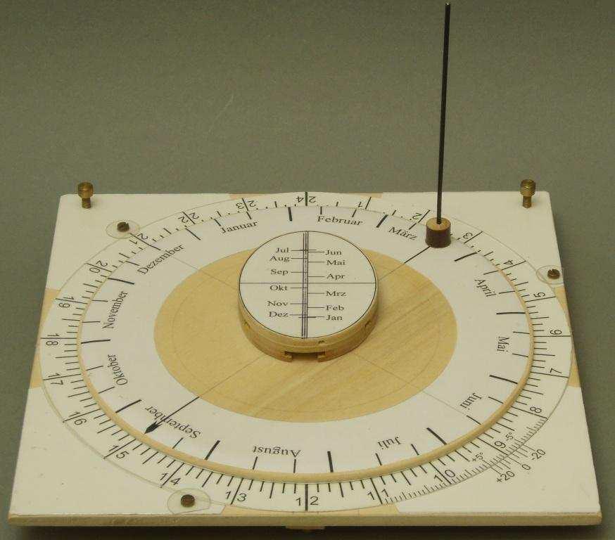 28. Homogene analemmatische Uhr von Hollander mit Anzeige der Sternzeit Sonnenuhren mit gleichgroßen Winkeln zwischen den Stundenpunkten heißen homogen.