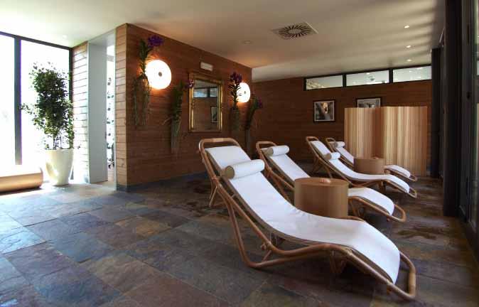 finisterra spa Unser Wellnessoase, umgeben von Gärten, in die sechs Behandlungsräume, eine Sauna und ein türkisches Bad eingebettet sind, ist ein Ort der Entspannung und des