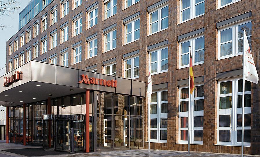 Köln Marriott Hotel Mitten im Herzen der sympathischen Rheinmetropole liegt das im Januar 2006 eröffnete Köln Marriott Hotel.