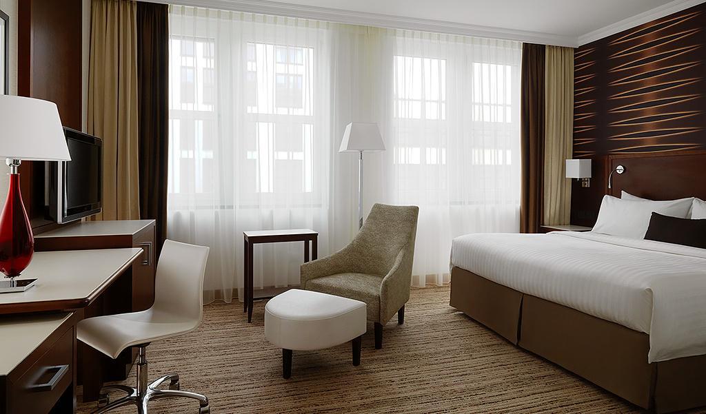 Unsere Zimmer Alle Zimmer sind mit dem Marriott Revive Bettenkonzept ausgestattet und verfügen über Wi-Fi Internetzugang, Kaffee-/Teebereiter, individuell regulierbare Klimaanlage sowie einen