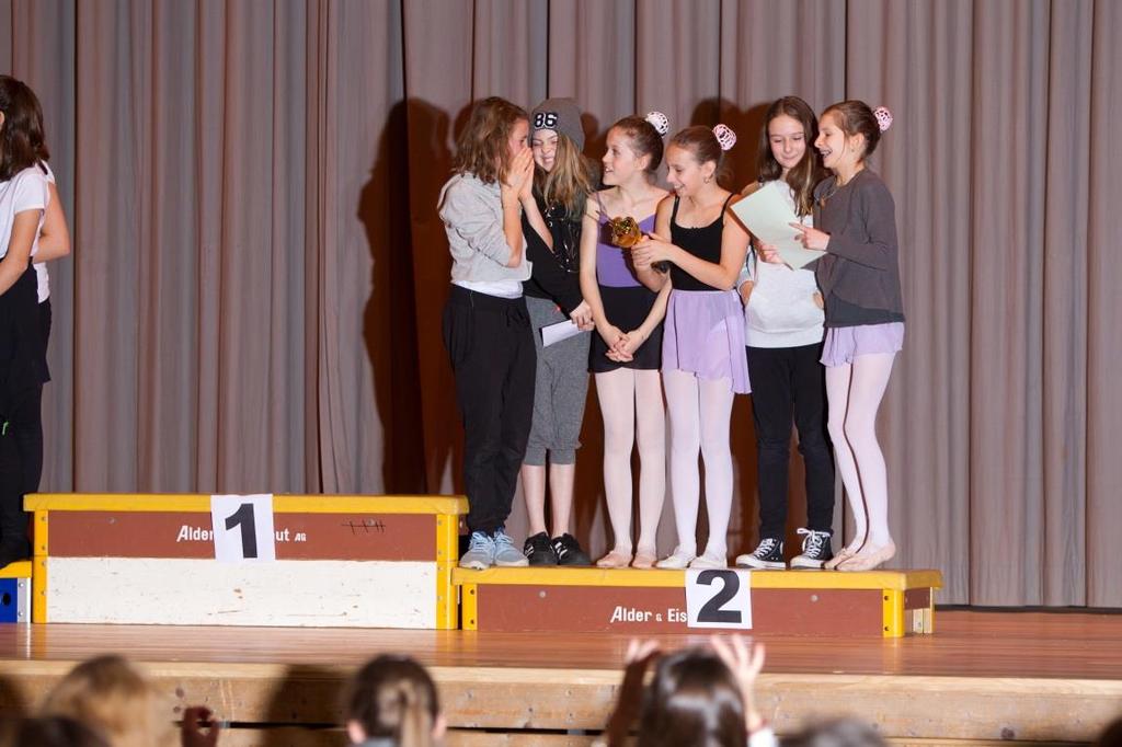 Dass es in Neunkirch einen Dance Award gab, haben wir rein zufällig mitbekommen. Tanzbegeistert wie wir sind, haben wir uns (Jana Schuster, Alanna Winzeler und Ramona Zivanov aus der 6.