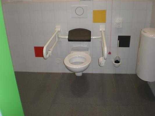 unterfahrbares Waschbecken öffentliches WC im Erdgeschoss Tür zum WC