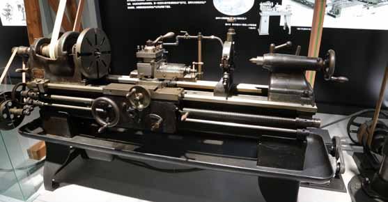 rechts Die erste für den Vertrieb vorgesehene Drehmaschine wurde von Okuma bereits im Jahr 1921 entwickelt. Eckdaten Okuma Gründung: 1898 Hauptsitz: Oguchi, Japan Mitarbeiter: 3.
