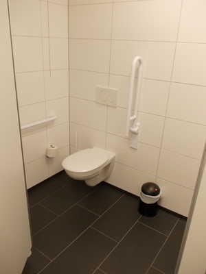 Waschbecken Toilette Zugang Der Sanitärraum gehört zu: Café "Maxim" Der Zugang zum Sanitärraum ist stufen- und schwellenlos.