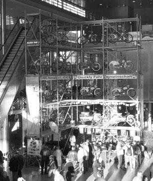 Messe Bremen 27 - und besonders hervorzuheben: der Quickly Turm von Helmut Knuschke, eine Gerüstkonstruktion mit 5 Etagen, gefüllt mit einem Teil seiner Sammlung an exponierter Stelle im AWD Dome