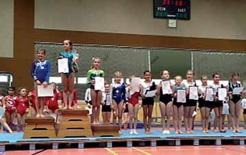 Siegerehrung mit Miriam Markovic (3. Platz) Girls Cup im Kunstturnen, in St. Valentin Am 22.