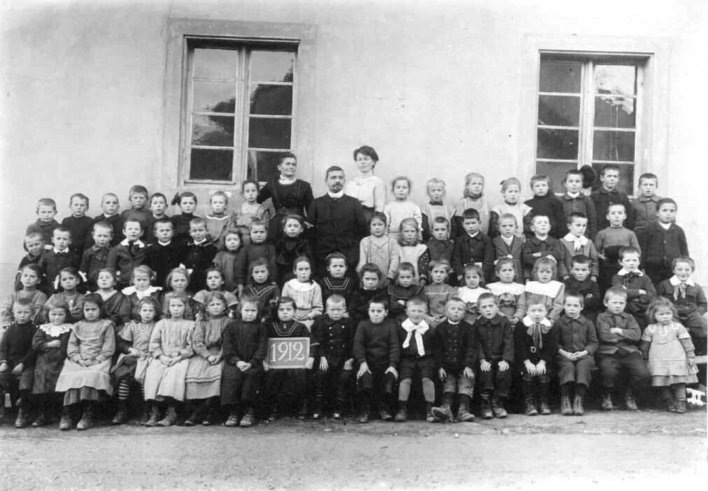 Unterschule von Oberbuchsiten im Jahre 1912: 68 Schüler mit Lehrer Otto Schenker und den Arbeitslehrerinnen