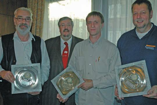 In Magdeburg überreichte Joachim Streich den Ranglisten-Sieger der besten Mannschaften die Auszeichnung.