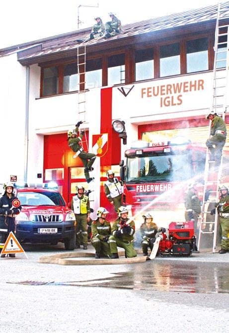 Igls FF Igls Neues Rüstfahrzeug FF Igls von Stephan Kaltschmid Die Anforderungen an eine Feuerwehr haben sich über die Jahrzehnte grundlegend verändert.