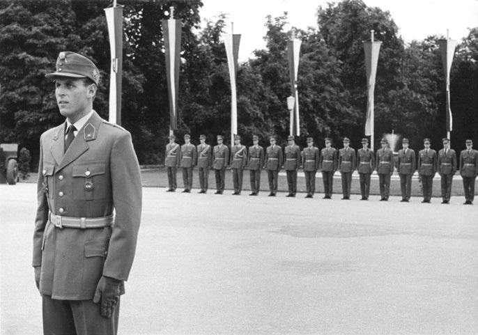 Schon in seiner aktiven Zeit als Kommandant in der Wattener Lizum lud Rudl im Rahmen der Öffentlichkeitsarbeit Ausmusterung 1962: Treueschwur vor Bundepräsident Schärf als Jahrgangsbester.