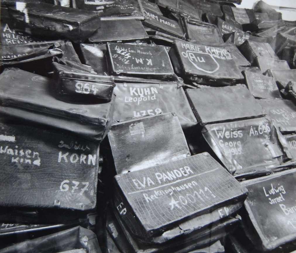 Eva Pander und Familie Abraham 1 Berge von Brillen, Schuhen, Prothesen, Haaren und Koffern sind noch heute in den riesigen Ausstellungsvitrinen in ehemaligen Kasernengebäuden im KZ Auschwitz zu sehen.