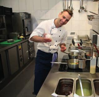Markt & Technik Tobias Hartmann in seiner neuen Küche mann kann schallisoliert den Einkauf und die Warenwirtschaft koordinieren und trotzdem durch die Glasscheibe seine Crew im Blick haben.