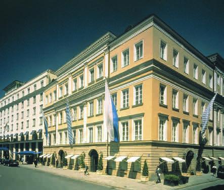 Das 5-Sterne-Hotel Bayerischer Hof in München umfasst das Hauptgebäude im Gründerzeit-Stil und den angrenzenden neoklassistischen Bau, das Palais Montgelas.