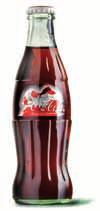Hat die altbekannte Flasche einen aussergewöhnlichen Auftritt, ist natürlich für Aufsehen gesorgt. Coca-Cola-Flasche mit Santa Claus: produziert von Vetropack Austria.
