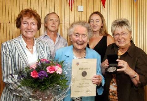 B ür ger meister in ehr t Elisabeth Sünnen mit der Dank medaille Große Überraschung zum 90-jährigen Geburtstag Ja, das stimmt alles!