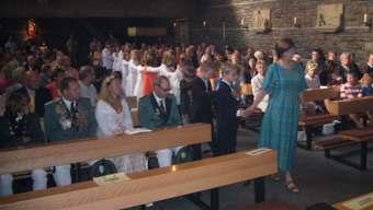 P far r familienfest in St. Mar tin Am 30.August 2009 feierte die Gemeinde St. Martin, bei schönstem Wetter, die Einweihung ihrer ersten Pfarrkirche vor 76 Jahren.