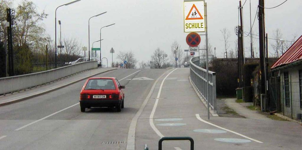 Zudem sind die Sichtverhältnisse schlecht. Autofahrer die vom Bruckhaufen (Osten) kommen, sehen nicht über die Kuppe (siehe Foto oben).