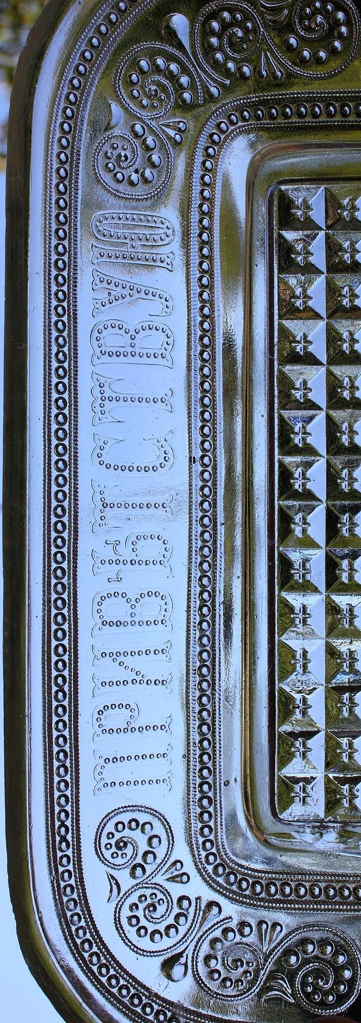 Abb. 2013-3/30-03 Brotplatte, umlaufende kyrillische Inschrift ПРИВѢТСТВУЮ ВАСЪ ХЛѢБОМЪ И СОЛЬЮ