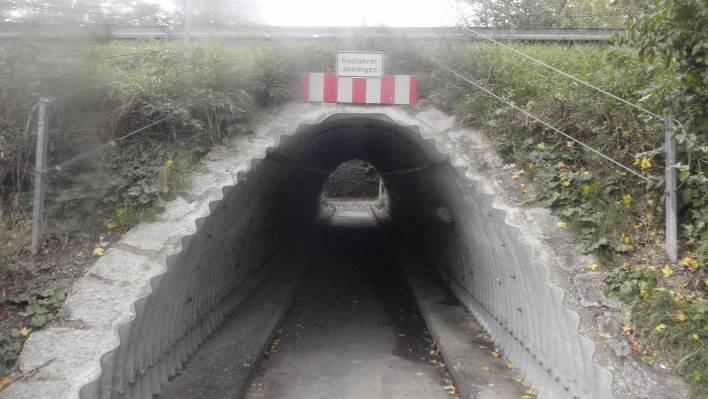 Es sind hier hohe Geschwindigkeiten für den Kfz-Verkehr möglich und durch die Abbiegespuren ist die Straße sehr breit.