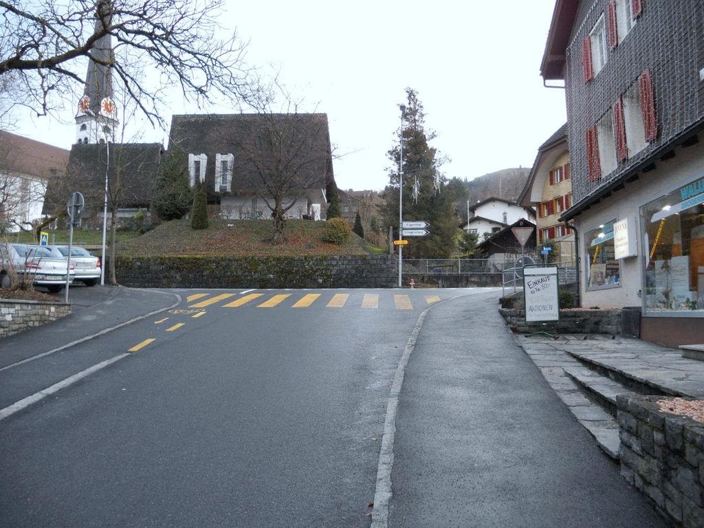 Linkseinmünden Verbindungsstrasse beim Walu - Schwarzenbergstrasse 1.
