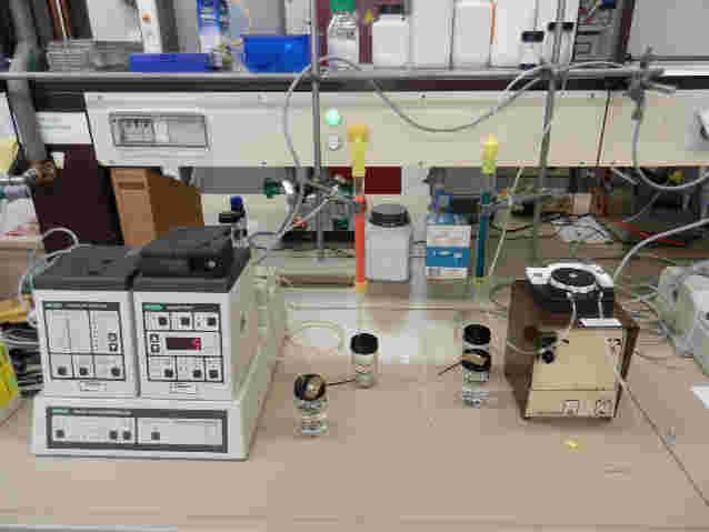 3.3 Aufbau des Festbettreaktors 3.3.1 Flüssigkeitschromatographiesäule als Festbettreaktor Der verwendete Festbettreaktor ist eine mit Katalysator gefüllte Flüssigkeitschromatographiesäule.