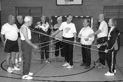 Herz-Kreislauf-Gruppe: Heiter, entspannt und sportlich! (wm) Es dauert nur kurze Zeit, und aus Sportlern mit Seilen ist ein unüberschaubares Netz geworden.